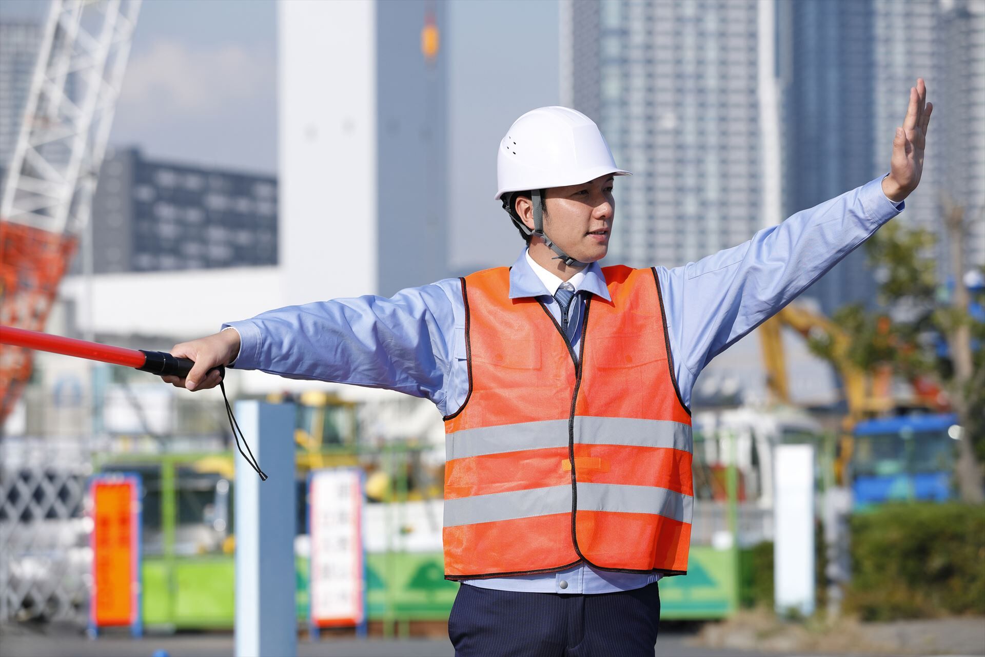 工事現場で誘導するスタッフ