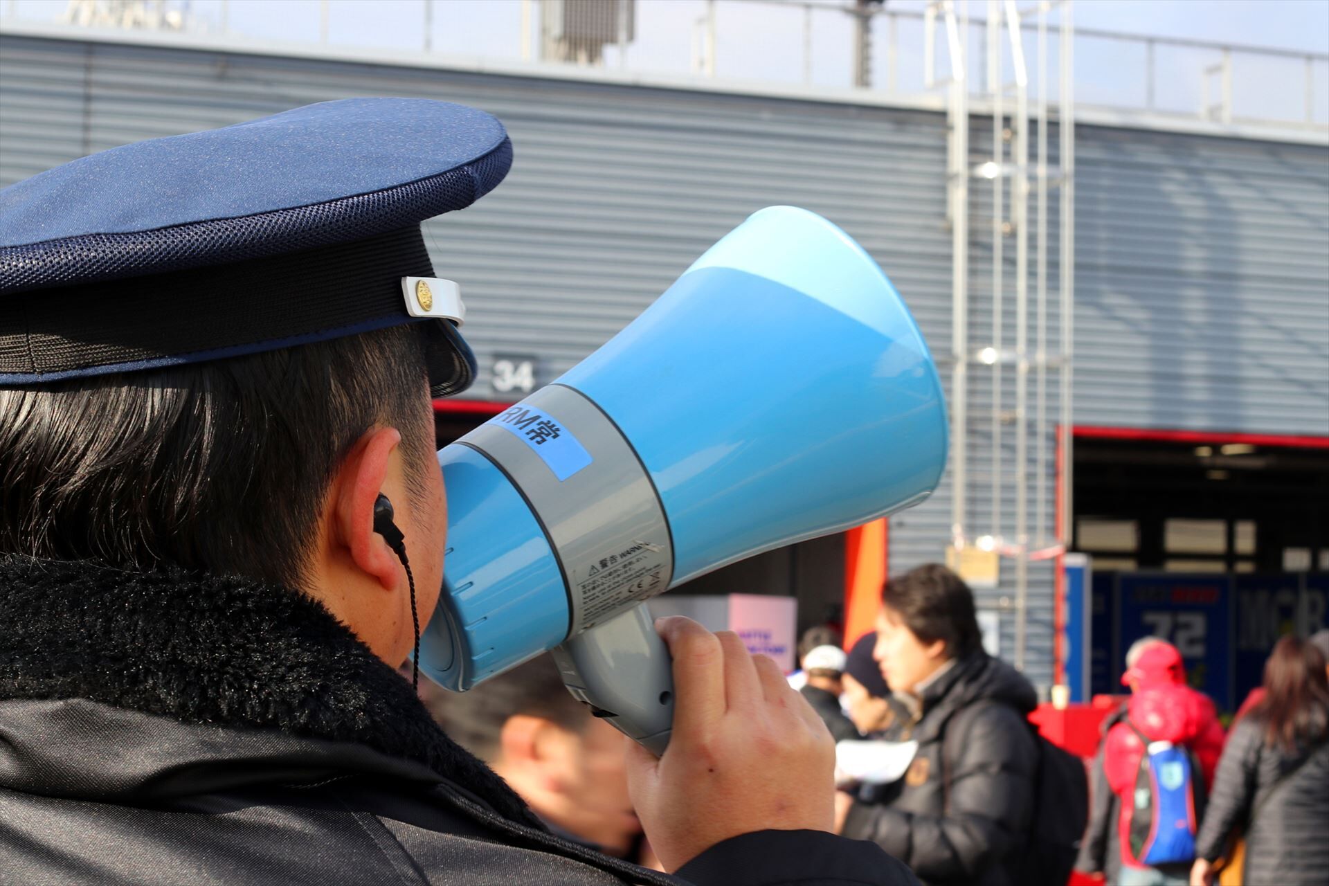 イベント会場で誘導する警備スタッフ
