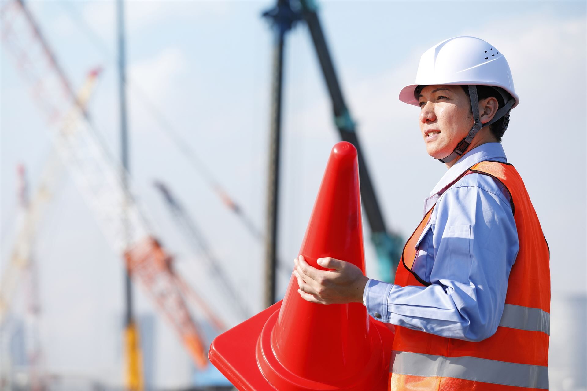 コーンを運ぶ警備員