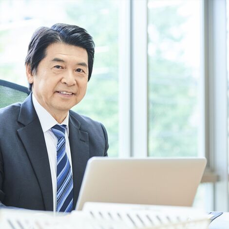 カメラを見つめる代表