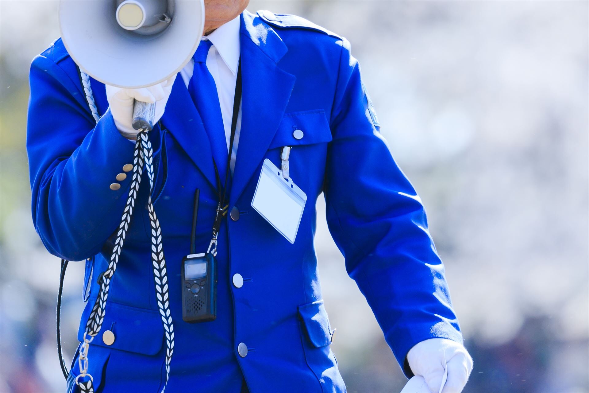 メガホンで呼びかける警備員